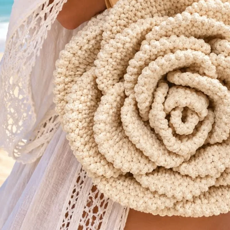 Primer plano de los pétalos de una rosa tejida a crochet en hilo crudo